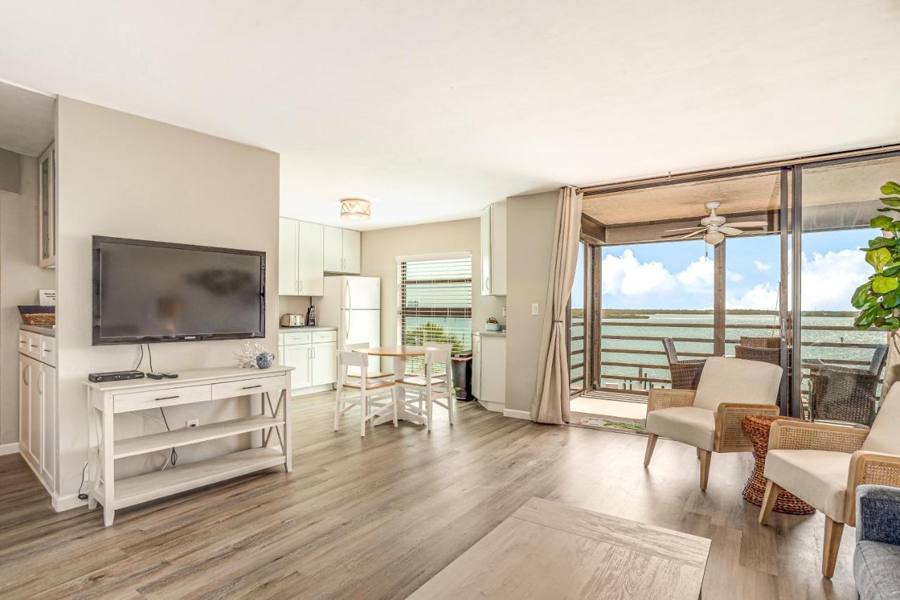 Riverside Club Marco Island Room photo
